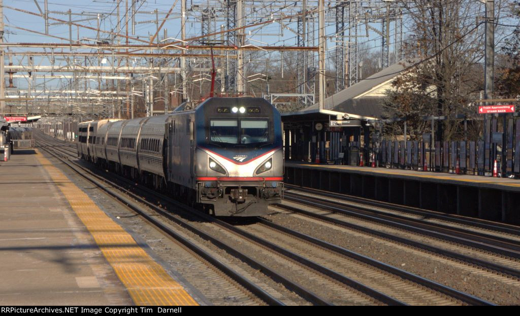 AMTK 605 leads train 19 The Crescent